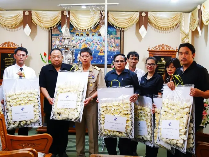 ขบวนการสหกรณ์สุโขทัย  ส่งมอบดอกไม้จันทน์ 2,000 ดอก ถวายในพระราชพิธีถวายพระเพลิงพระบรมศพ 