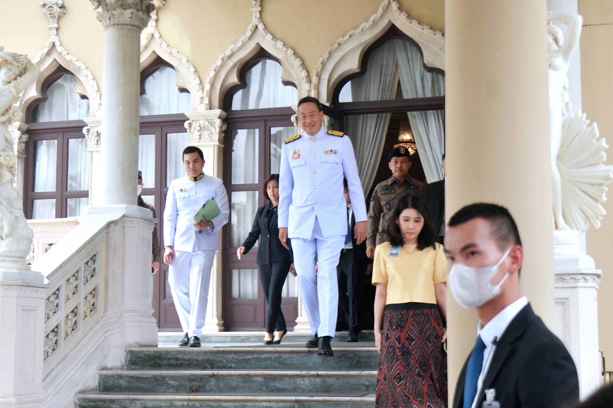 ทำเนียบฯคึกคัก ! “นายกฯเศรษฐา” มาถึงแล้ว “รมต.ภท.” เข้าตึกสันติไมตรีพร้อมกันทั้งคณะ เตรียมเข้าถวายสัตย์ฯบ่ายนี้