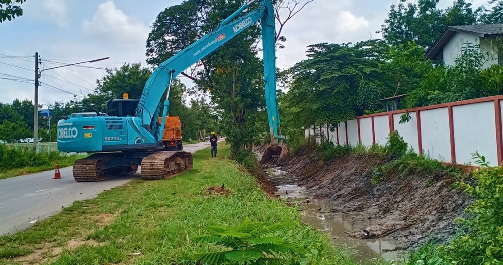 เทศบาลเมืองชัยภูมิ เร่งระดมทำความสะอาด ขุดลอกคลอง พร้อมรับมือฝน