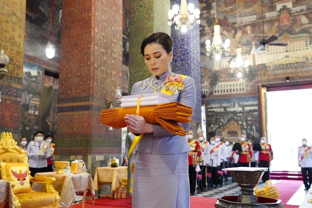 "พระราชินี" เสด็จฯ แทนพระองค์ ไปทรงบำเพ็ญพระราชกุศลถวายผ้าพระกฐิน วัดโสมนัสวิหาร