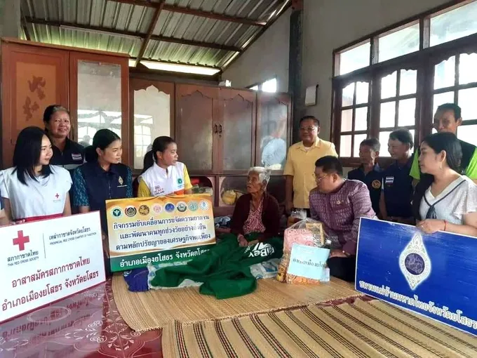 นอภ.เมืองยโสธร เยี่ยมและมอบสิ่งของผู้สูงอายุ 100 ปี