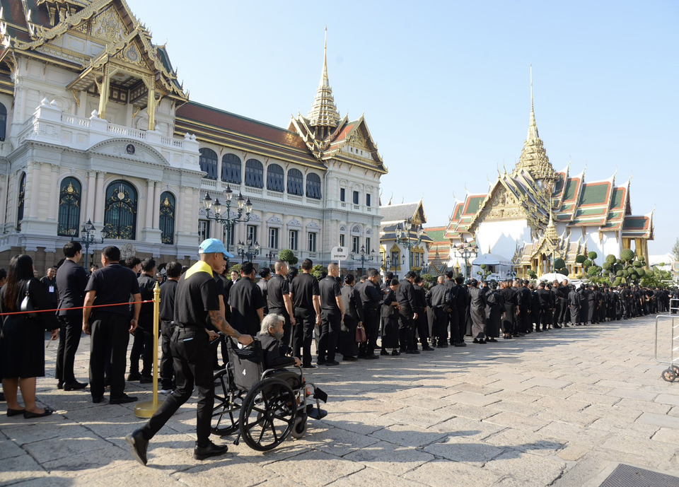 “พสกนิกร”ทั่วหล้า ร่วมถวายบังคมพระบรมศพ “พระพันปีหลวง” ไม่ขาดสาย วันเดียวกว่า 1.1 หมื่นคน รวมยอดสะสมทะลุ 2.35 แสนคน