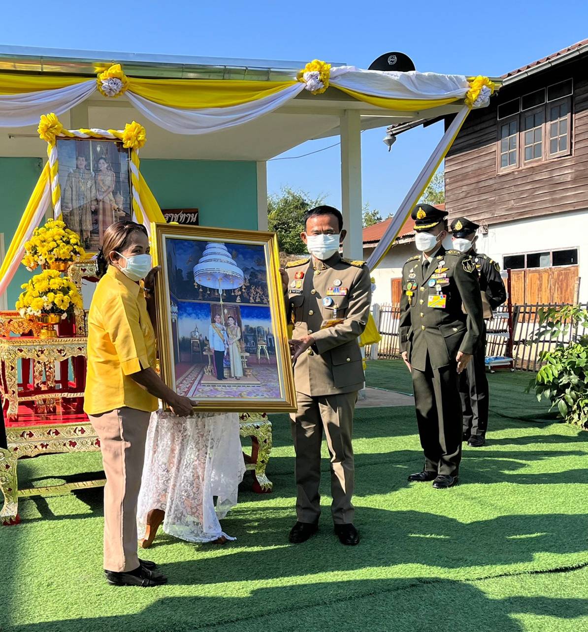 โปรดเกล้าฯ องคมนตรีมอบบ้านแก่ครอบครัวนางสันธิยา บรรลังกุล  ถุงพระราชทานแก่ราษฎรในพื้นที่อำเภอเกษตรสมบูรณ์ 