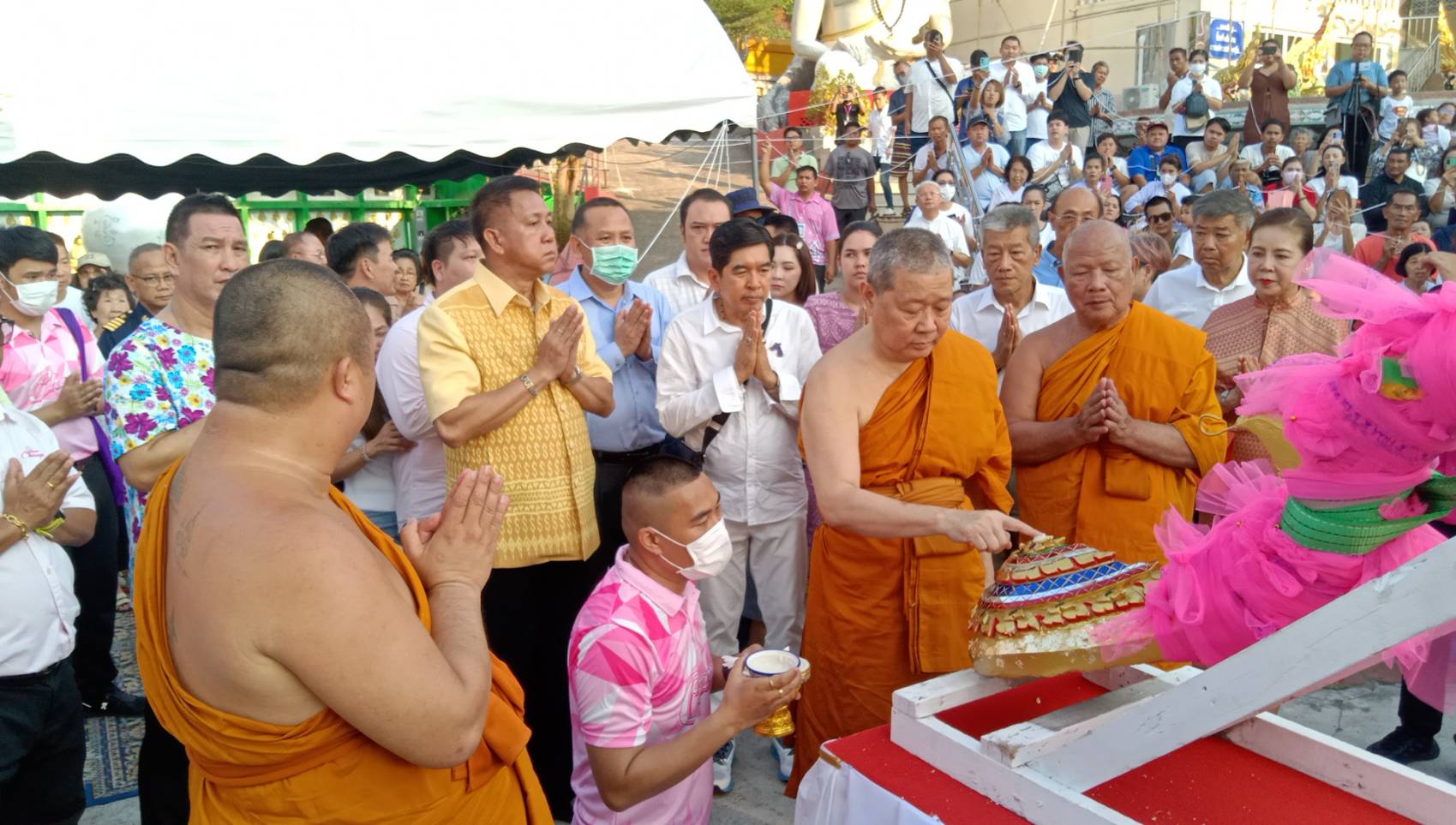 ฝุ่นตลบชาวบ้านแห่รับ"ผ้ายันต์เจ้าคุณธงชัย"เนืองแน่นในพิธียกช่อฟ้าอุโบสถวัดเขาบางพระอย่างยิ่งใหญ่ 