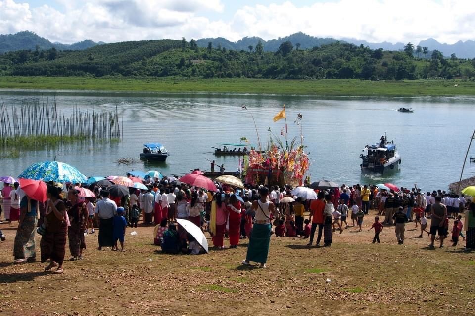 ททท. ร่วมกับ ทต.วังกะ-ชาวอำเภอสังขละบุรี ชวนเที่ยวงานสืบสานประเพณีลอยเรือสะเดาะเคราะห์ของชาวมอญ