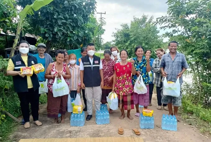 ตร.กุดชุม มอบเครื่องอุปโภคบริโภคเพื่อบรรเทาทุกข์ ปชช.ประสบอุทกภัย