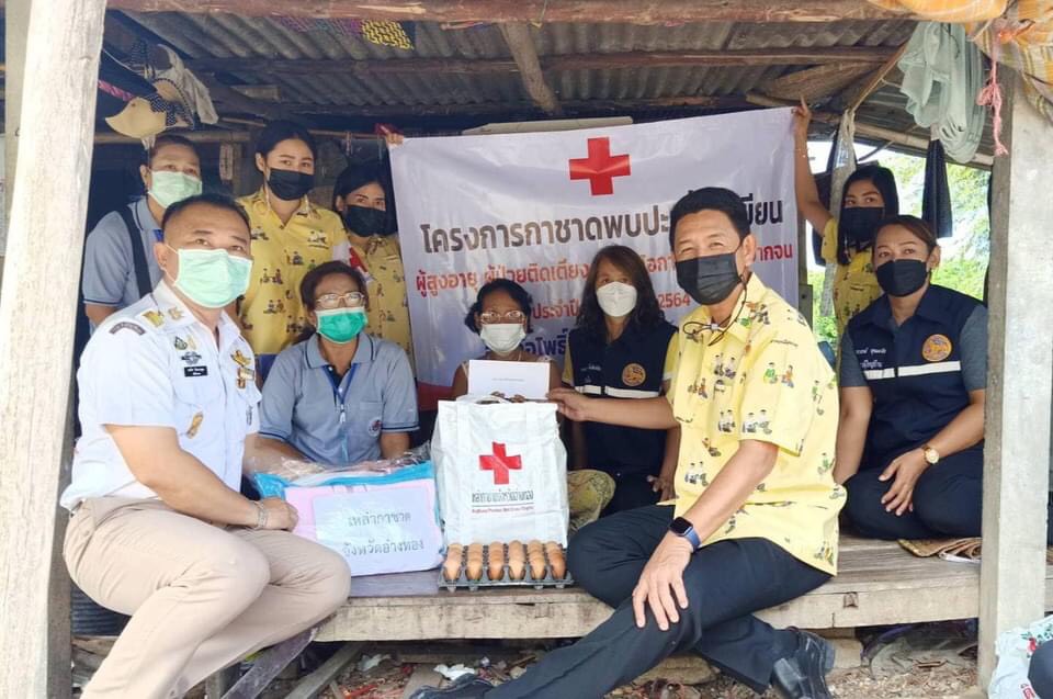 เหล่ากาชาดอ่างทอง ดำเนินการพบปะเยี่ยมเยียน ผู้สูงอายุ  ผู้ป่วยติดเตียง ผู้ด้อยโอกาส ที่มีฐานะยากจนพื้นที่อำเภอโพธิ์ทอง