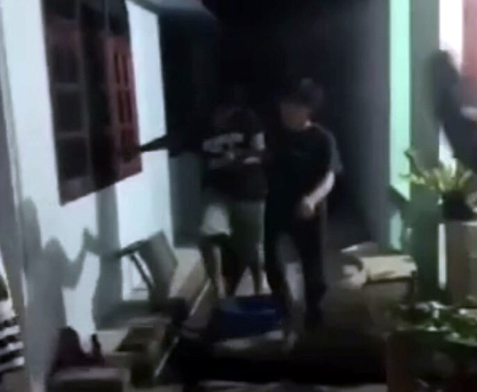 ชาวบ้านแจนแลนสุดทน!! วัยรุ่นยิงปืน-ปาระเบิดปิงปองใส่หน้าบ้าน ไล่ตามจับส่งตำรวจ