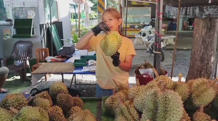 แม่ค้าทุเรียนอุทัยธานีพร้อมรับ “ไทยช่วยไทยพลัส” หวังกระตุ้นยอดขายช่วงผลผลิตออกสู่ตลาด 