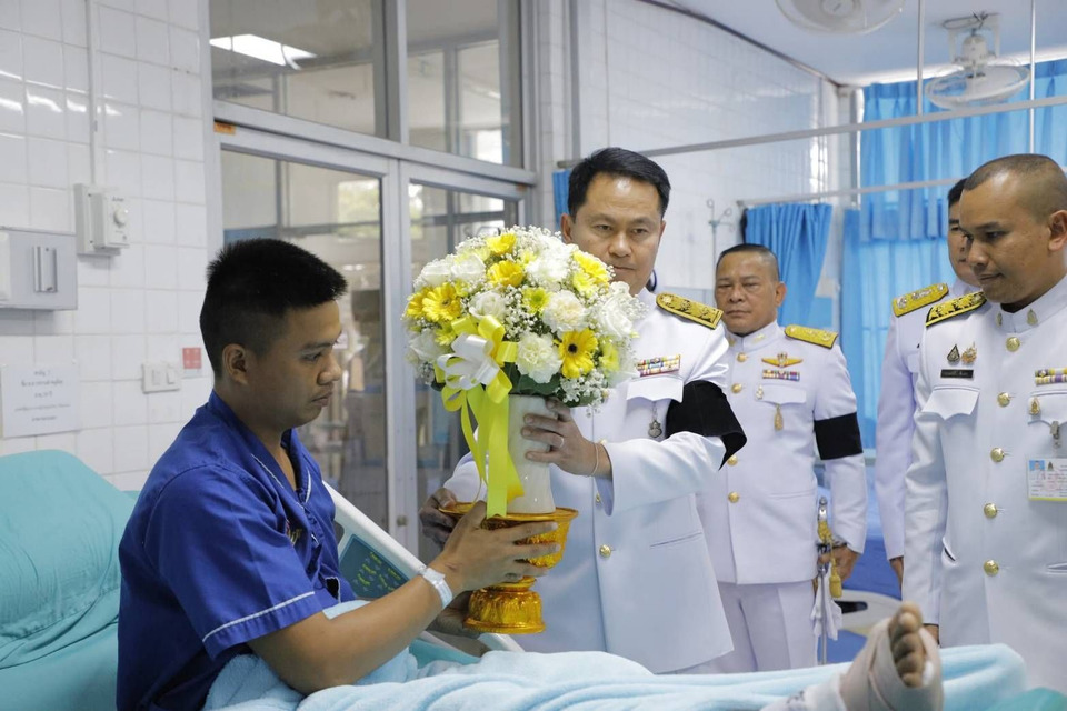 ผู้ว่าฯ บุรีรัมย์เชิญดอกไม้–สิ่งของพระราชทาน มอบกำลังพลบาดเจ็บจากเหตุปะทะชายแดนไทย–กัมพูชา