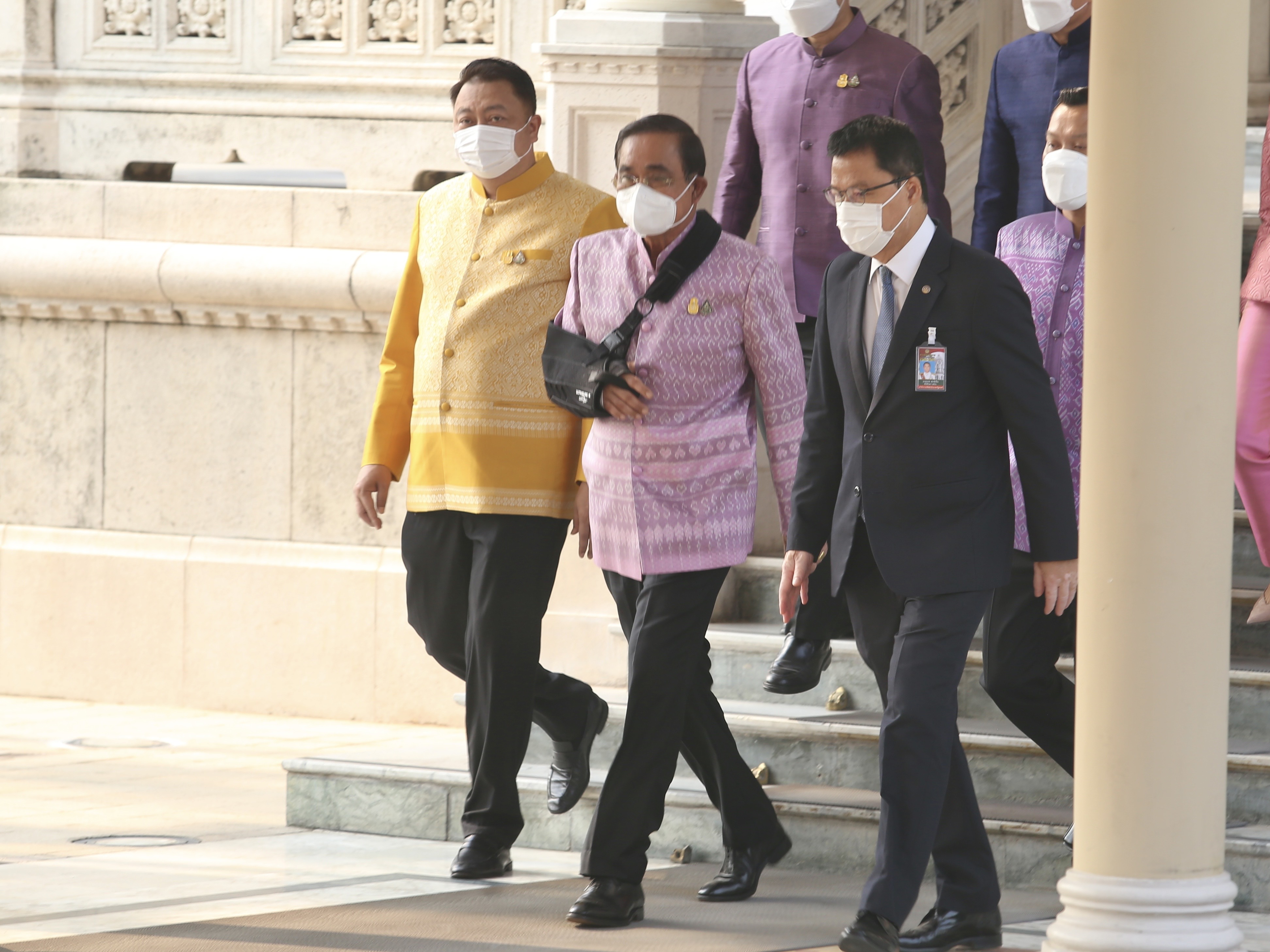 “บิ๊กตู่” สวมเฝือกอ่อน เข้าประชุมครม. บอกยังเจ็บแผลอยู่ แต่ยังต้องทำงาน