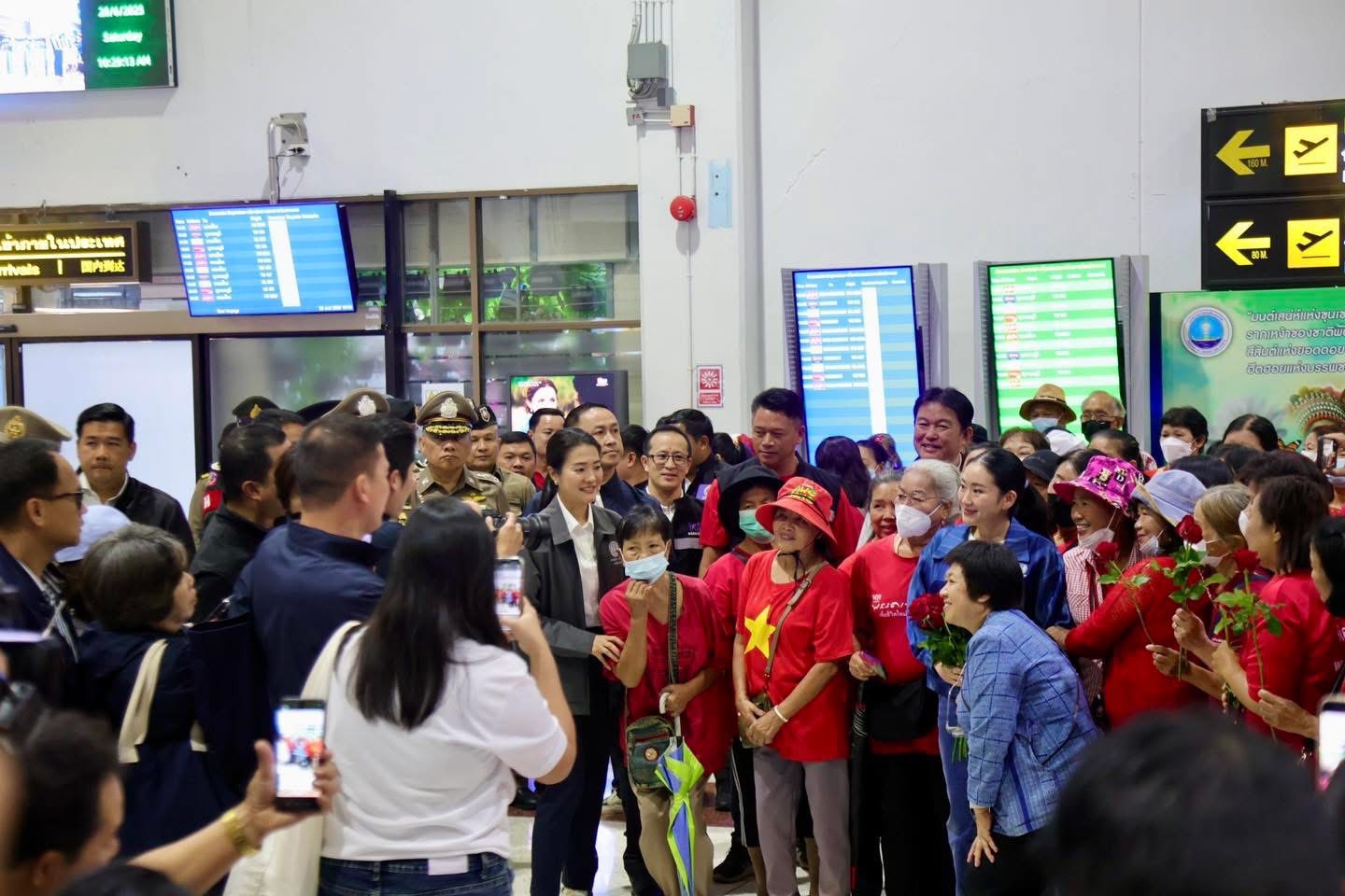 นายกรัฐมนตรี พร้อมคณะ เดินทางถึง จ.เชียงราย ลงพื้นที่ติดตามสถานการณ์ น้ำท่วม อ.พญาเม็งราย
