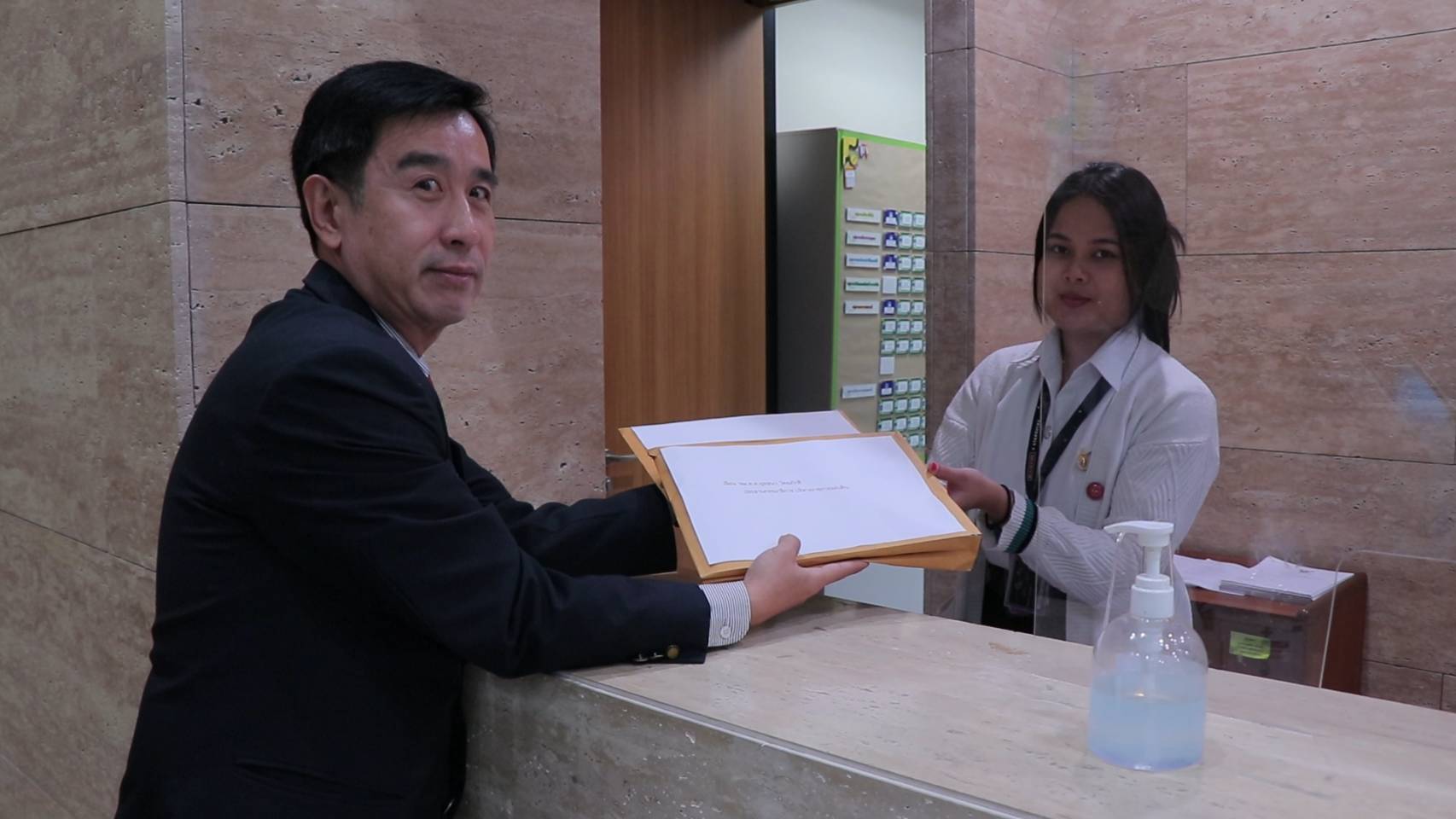 "เสี่ยโก้"ก่อเกียรติ เดินหน้า "สู้ให้สุดหยุดการโกง" ยื่นหนังสือกรรมาธิการบริหารราชการแผ่นดิน 