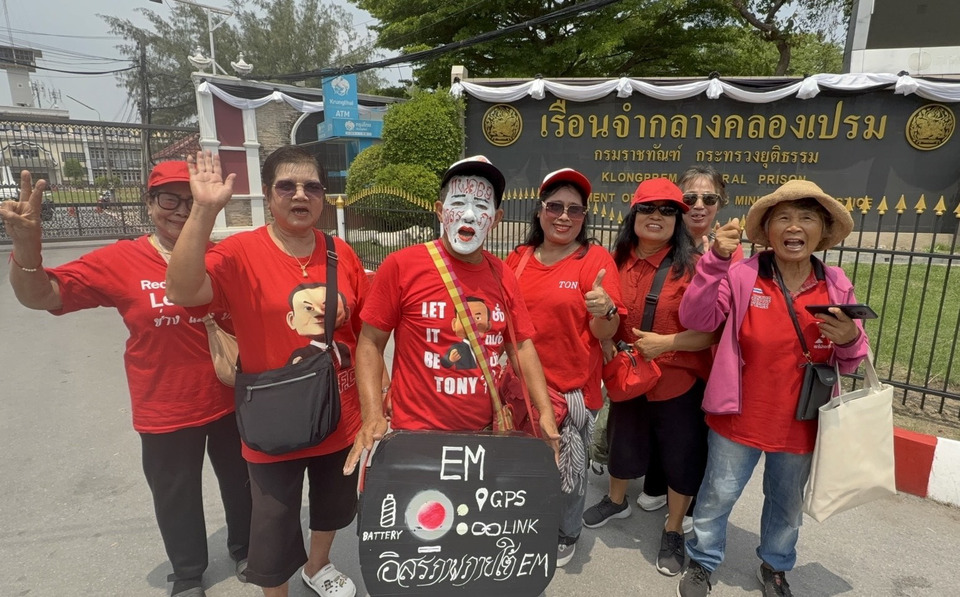 คึกคัก !! "มวลชนคนเสื้อแดง" ทยอยปักหลักหน้าเรือนจำคลองเปรม รอรับ "ทักษิณ" พักโทษเช้าวันพรุ่งนี้