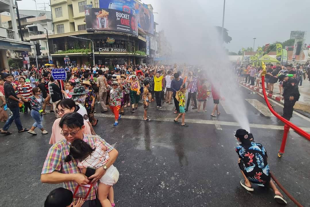 สงกรานต์โคราช จัดถนนขั่วหมี่ เนรมิตอุโมงค์เธคยาวกว่า 100 เมตร ข้างลานย่าโม แสงสีเสียงกระหึ่มให้ นทท.สาดน้ำชุ่มฉ่ำ