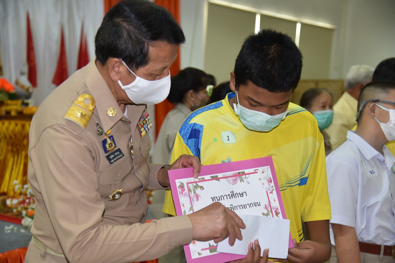 มูลนิธิคุณพุ่ม มอบทุนการศึกษาแก่เด็กพิเศษ ในจังหวัดจันทบุรีจำนวน 102 ทุน 	
