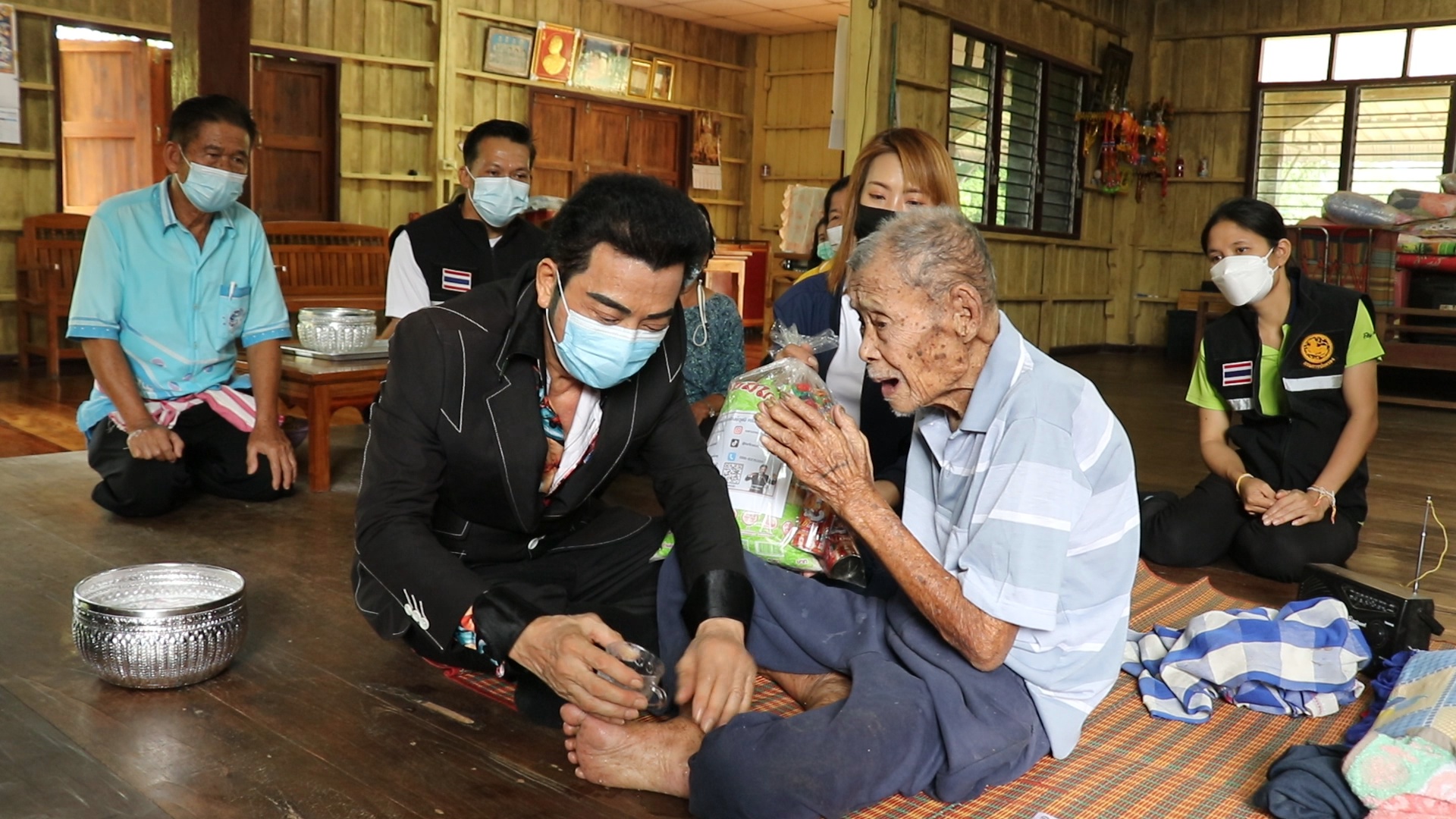 "ศรัณย์วุฒิ" หัวหน้าพรรคเพื่อชาติ ถือฤกษ์ !ล้างเท้าปู่ทวด 5 แผ่นดิน อายุ 104 ปี ในวันสงกรานต์ 