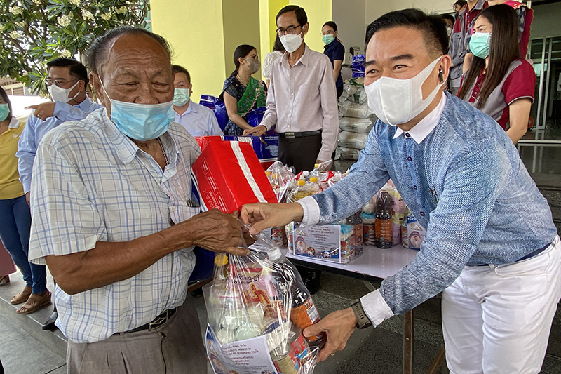 อบต.ท่าทราย“จับมือ”บจก.นีโอ เอสเคฯ มอบถุงยังชีพ บรรเทาทุกข์ช่วย ปชช. 