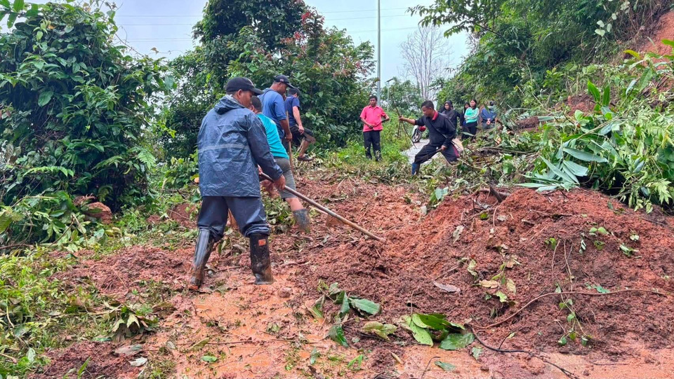 ชาวแม่เหาะรวมพลังขุดดินเปิดทางเข้าหมู่บ้าน หลังฝนถล่มดินสไลด์–ต้นไม้ล้มขวางเส้นทาง 