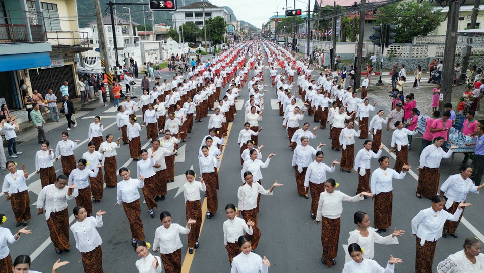 อลังการมนต์เสน่ห์อันดามัน! นางรำ 2,000 ชีวิตแห่ "ระบำกราภูงา" สมโภชศาลหลักเมือง 217 ปี ขนลุก! ส่องเลขหางประทัดหมื่นนัดผู้ว่าฯ ลุ้นโชครวย