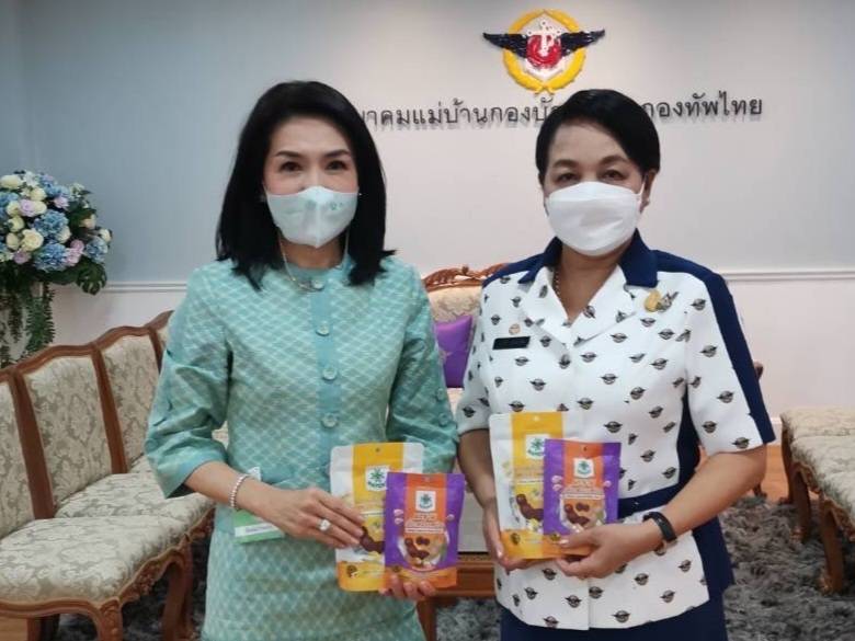 นายกสมาคมแม่บ้านกองบัญชาการกองทัพไทย รับมอบมะขามเคี้ยวหนึบเพื่อสนับสนุนกิจการงานกาชาด