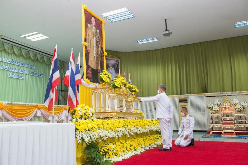พสกนิกรอ่างทอง ร่วมพิธีสวดพระพุทธมนต์และพิธีทำบุญตักบาตรถวายเป็นพระราชกุศล เนื่องในวันคล้ายวันพระราชสมภพ ร.9
