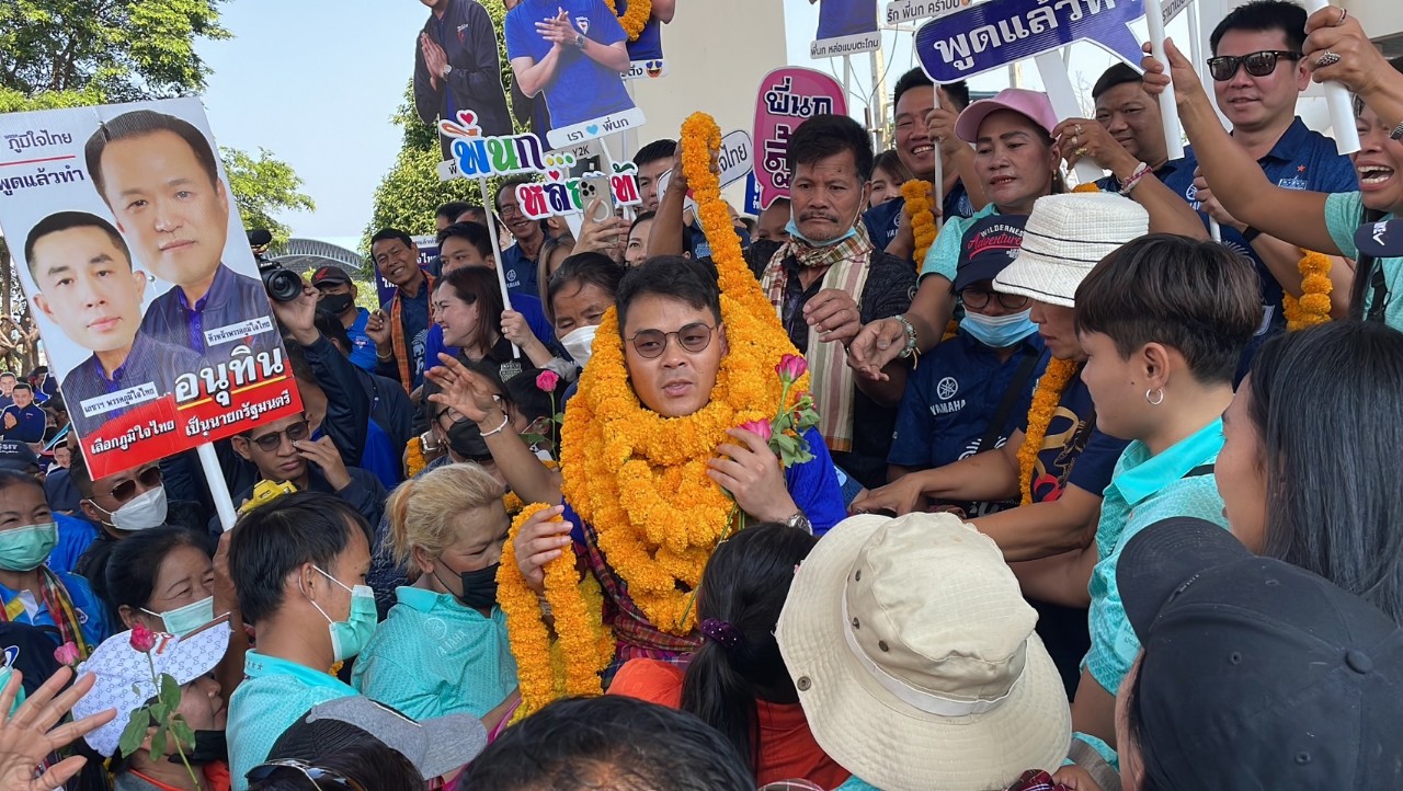 บุรีรัมย์ สมัครวันแรกคึกคัก​ ทีมผู้สนับสนุนลุ้นเชียร์ลูกเนวิน เพื่อไทยไม่ถอย​ เชียร์เสียงลั่น”แลนด์สไลด์" 