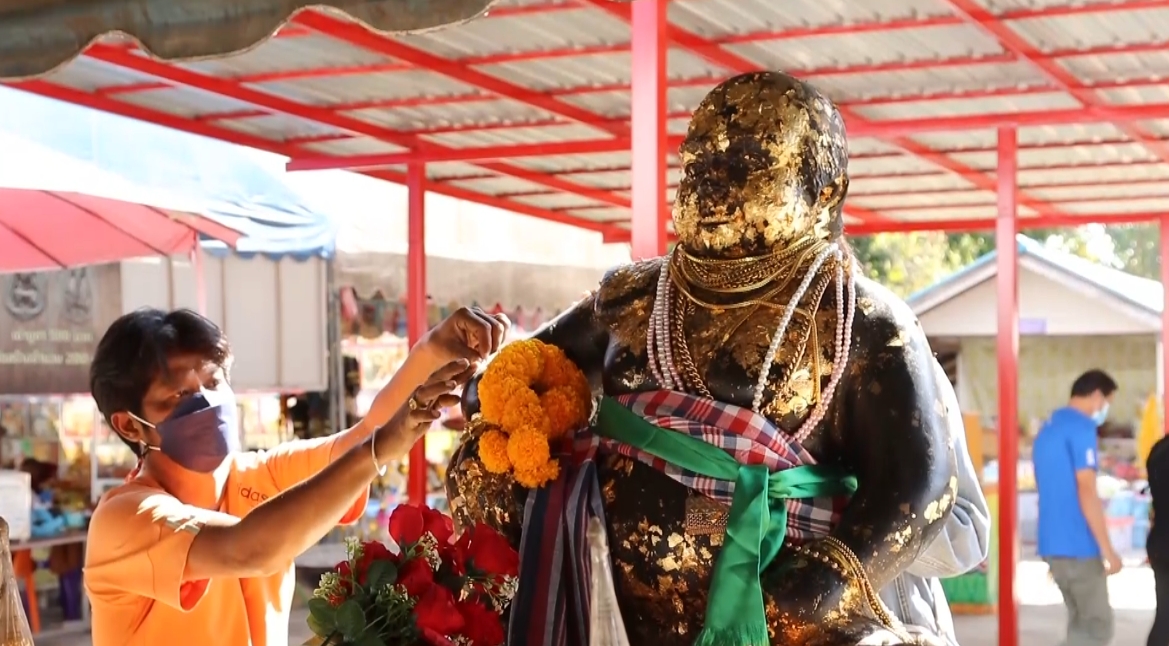 โค้งสุดท้าย! ชาวบ้านส่องเลขอ่างน้ำมนต์ขอโชคพ่อขุนช้างวัดไผ่แขก สุพรรณบุรี
