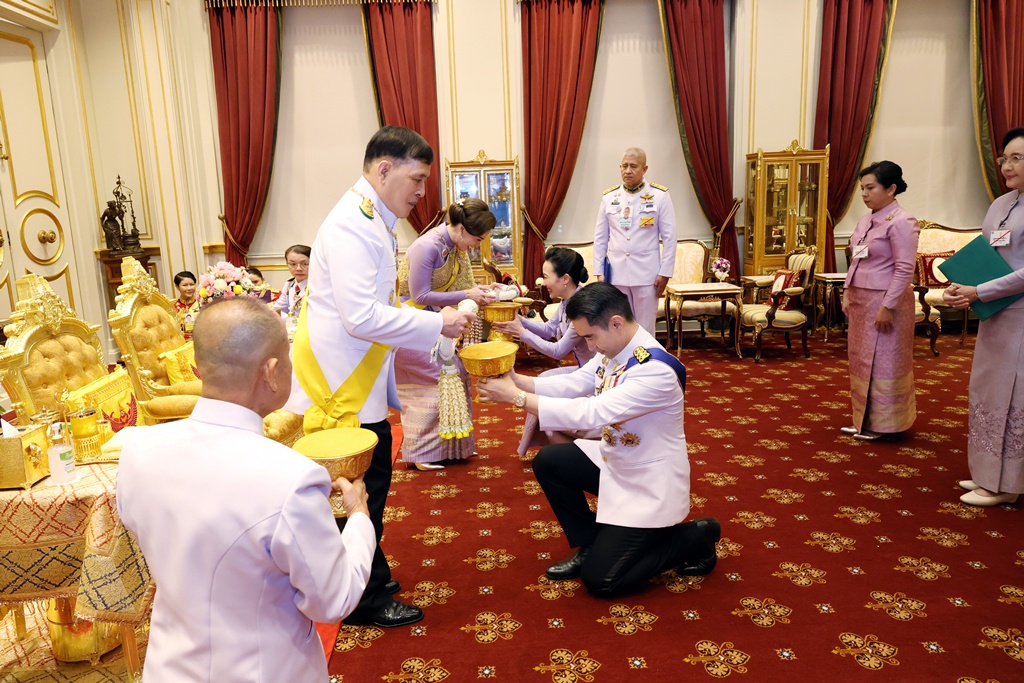 "ในหลวง-พระราชินี" เสด็จออกพระที่นั่งอัมพรฯ ทรงรับถวายรถพยาบาล ใช้งานในพื้นที่ทุรกันดาร