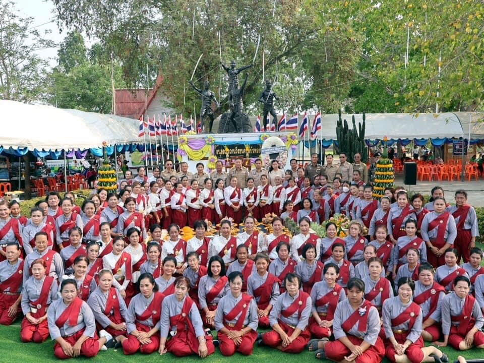 อ่างทองจัดพิธีบวงสรวงและวางพวงมาลา เนื่องในการจัดงาน "สดุดีวีรชนคนแสวงหา" ครั้งที่ 18 