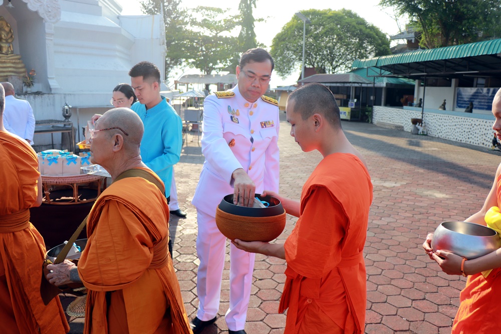 แม่ฮ่องสอนทำบุญตักบาตร เนื่องในโอกาสเฉลิมฉลองวาระครบรอบ 100 ปี วันประสูติ สมเด็จพระเจ้าพี่นางเธอ เจ้าฟ้ากัลยาณิวัฒนาฯ