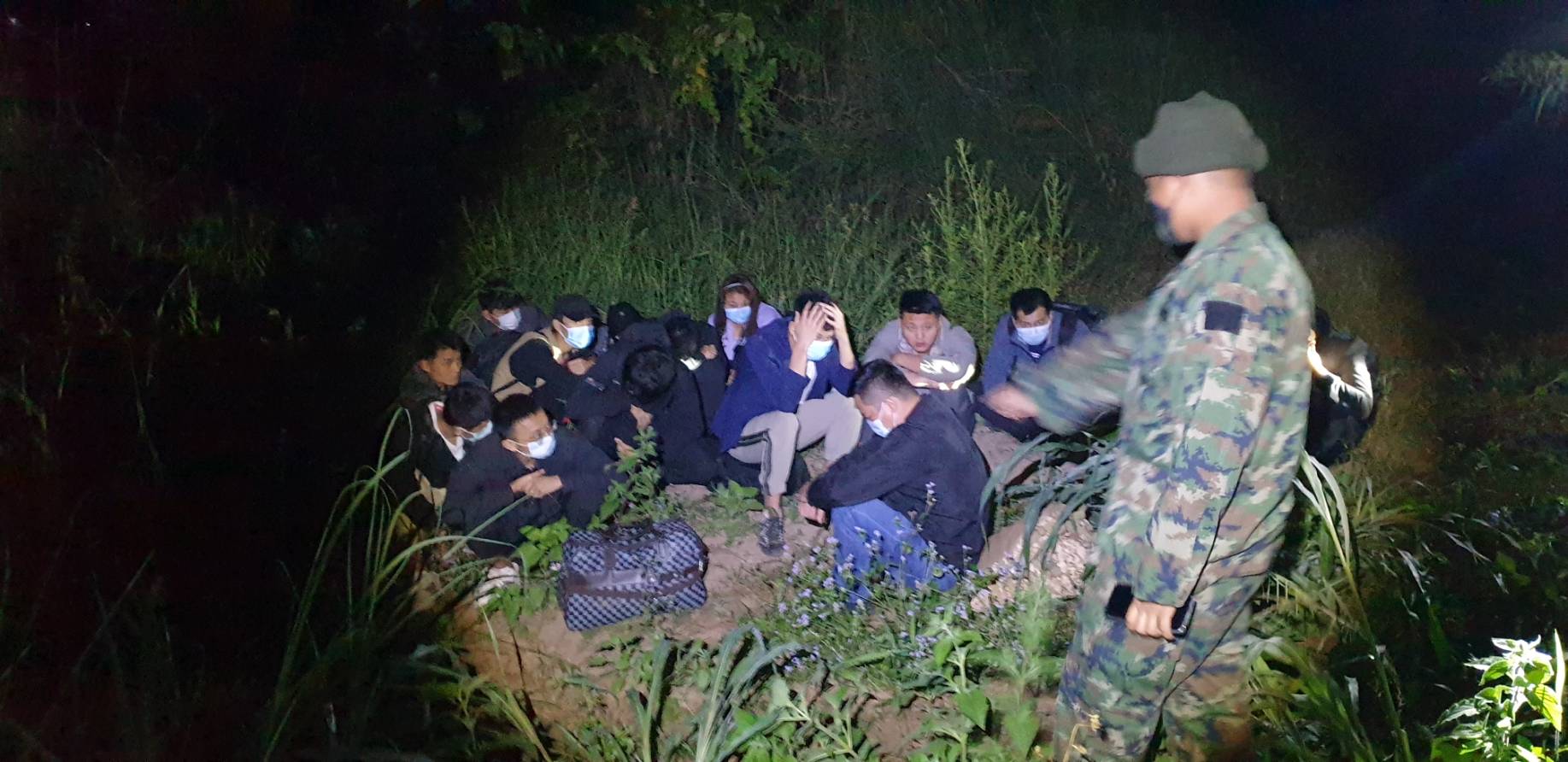 คุมเข้มชายแดน!!! นรข.เขตหนองคาย (สถานีเรือหนองคาย) จับชาวจีน 15 ราย ลอบข้ามจากลาวเข้าเมืองไทย