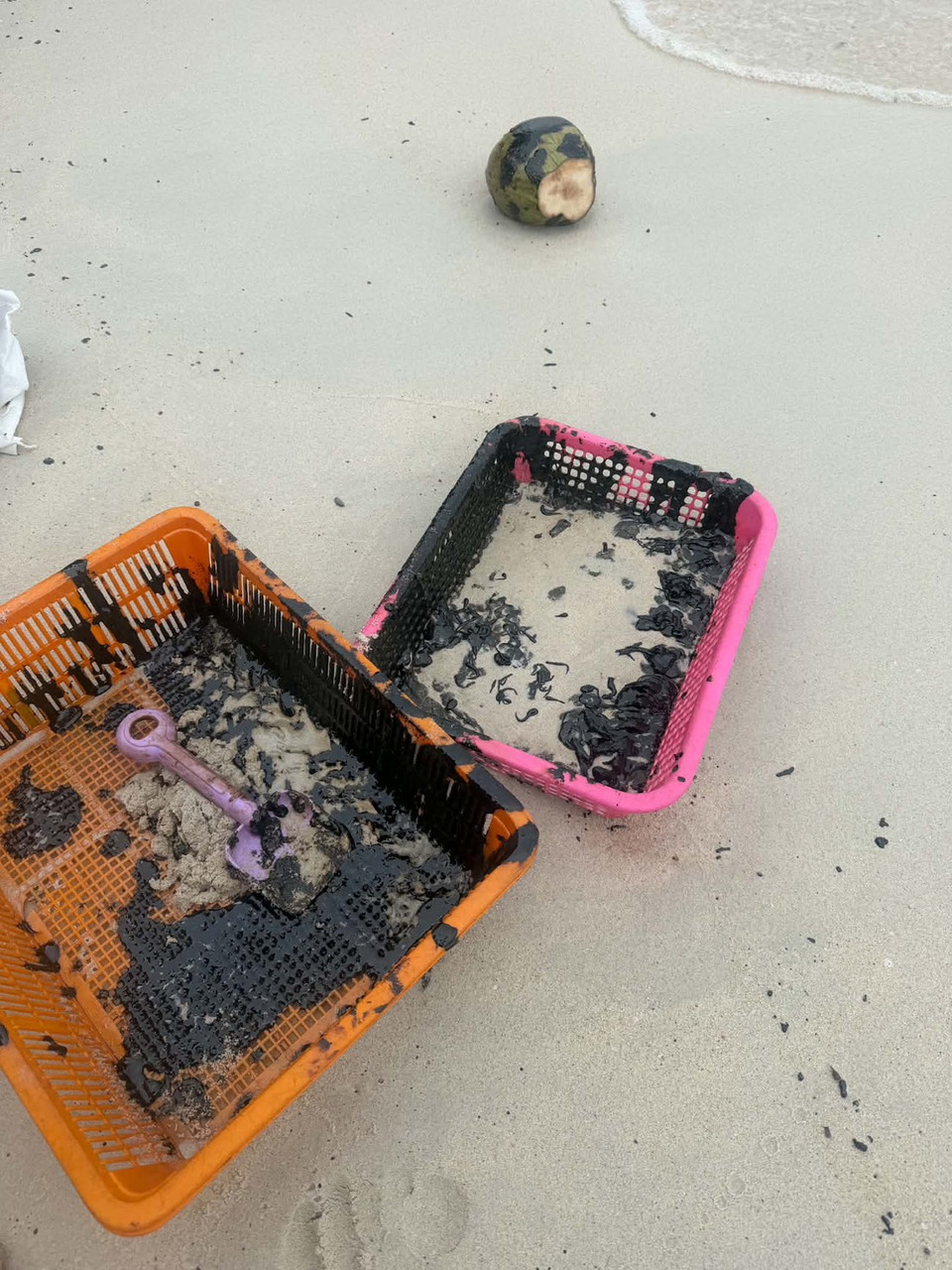 มายังไงก่อน! คราบน้ำมันปริศนาลอยซัดเต็มหาดเกาะล้าน ยาวกว่า 1 กม. นักท่องเที่ยวโดนเต็มๆ ดำเมี่ยมทั้งตัว