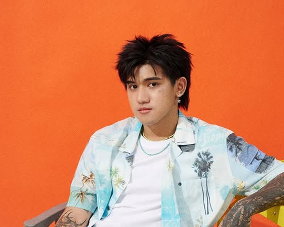 เจาะประวัติ "ติณติณ New Country" จากดาวรุ่งพุ่งแรงเจ้าของท่อนฮิต “โดนัทยังมีรู แล้วเมื่อไหร่ยูจะมีใจ” สู่มรสุมข่าวฉาวโดนสั่งพักงานด่วน