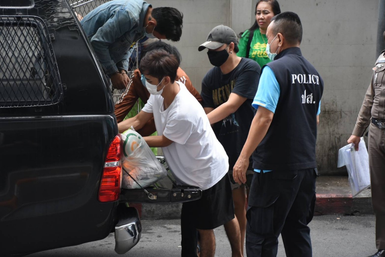 ตร.บก.ปส.1หิ้วแก๊งขนมเบื้องลักลอบค้ายาฝากขัง ค้านประกัน