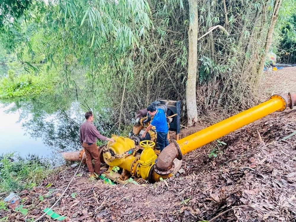 สชป.9 ลงพื้นที่ตรวจปฏิบัติงานเครื่องจักรกลสูบน้ำ เพื่อสูบน้ำช่วยเกษตรกรบ้านหนองระมาน หมู่ 9 ต.ทุ่งเบญจา อ.ท่าใหม่