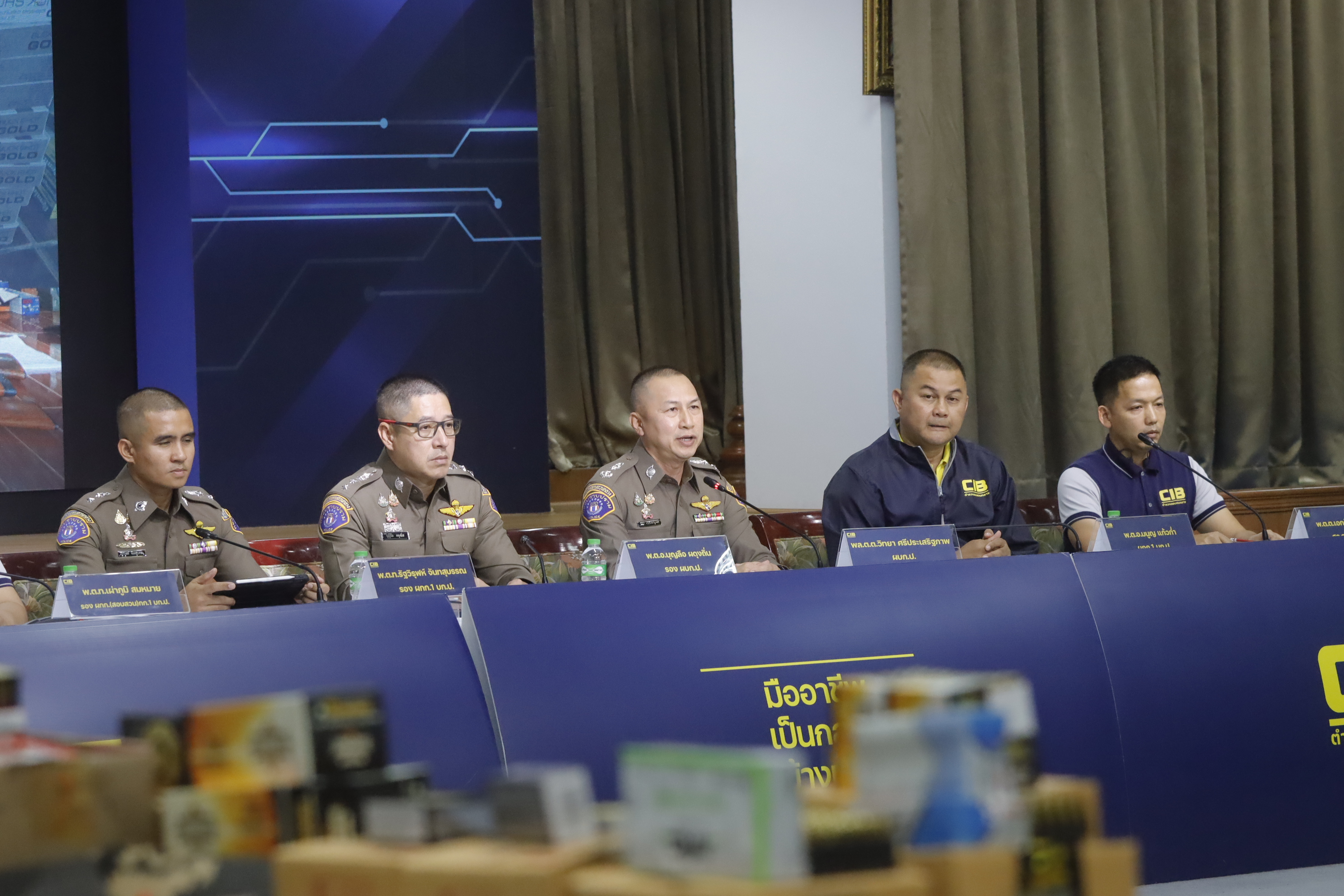 จับกุมหนุ่มป.โทพร้อมพวก 11 รายลักลอบซื้อขายอาวุธปืนและเครื่องกระสุนปืนโดยผิดกฎหมายยึดของกลางเพียบ