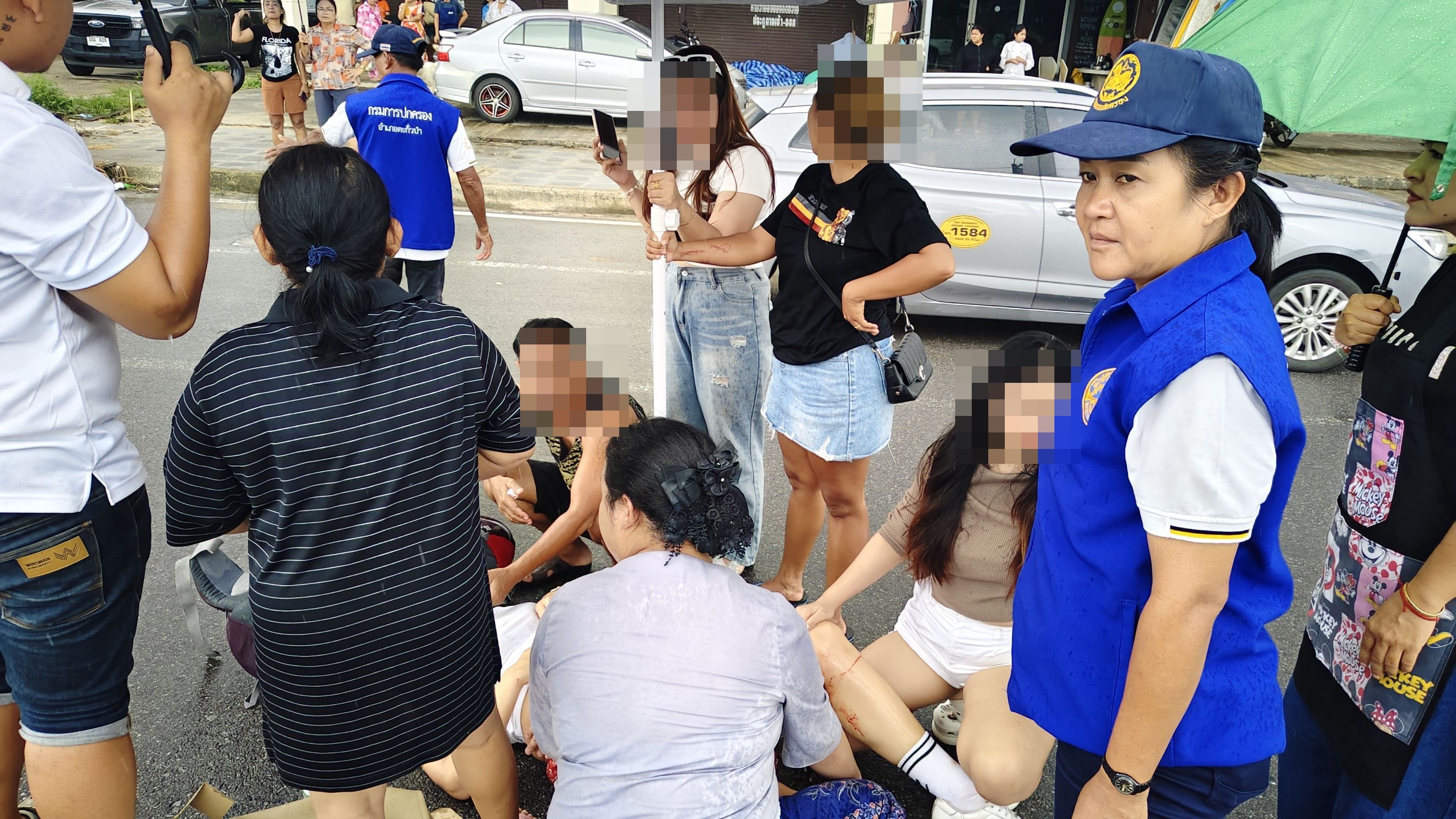 กระบะชนครอบครัวนักท่องเที่ยวชาวเยอรมันระหว่างเดินข้ามทางม้าลายย่านบางเนียงบาดเจ็บสาหัส 