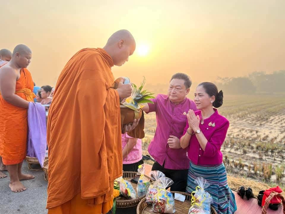 ผู้ว่าฯอ่างทองเป็นประธานในพิธี "แต่งไทยใส่บาตร ใส่ใจแห่งรัก เติมบุญเติมรัก 14 กุมภา ประจำปี 