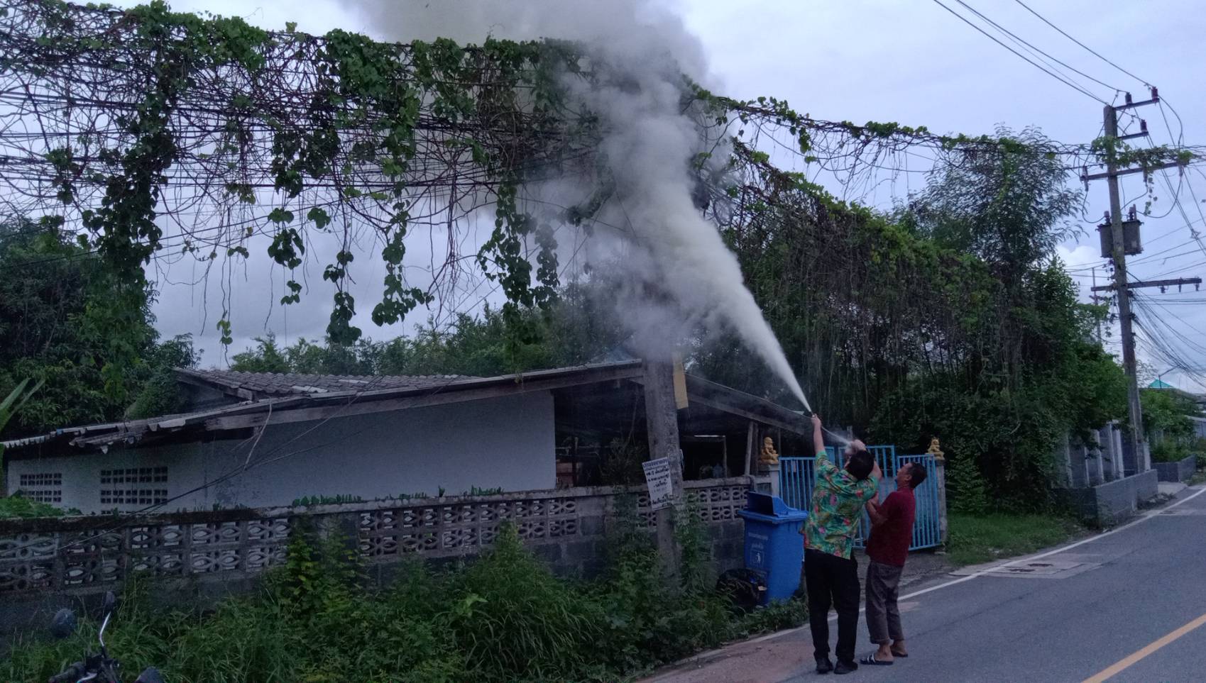 สจ.ศรีราชา คว้าถังดับเพลิงช่วยชาวบ้านหลังเพลิงไหม้สายสื่อสารระงับเหตุทัน