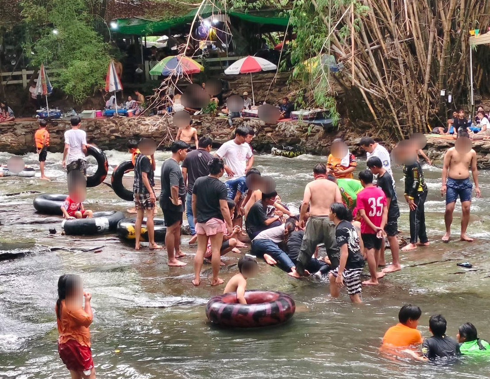 ระทึก! เด็ก 9 ขวบ ขาติดซอกหินกลางน้ำตกวังเณร กู้ภัยเร่งช่วยปลอดภัย 