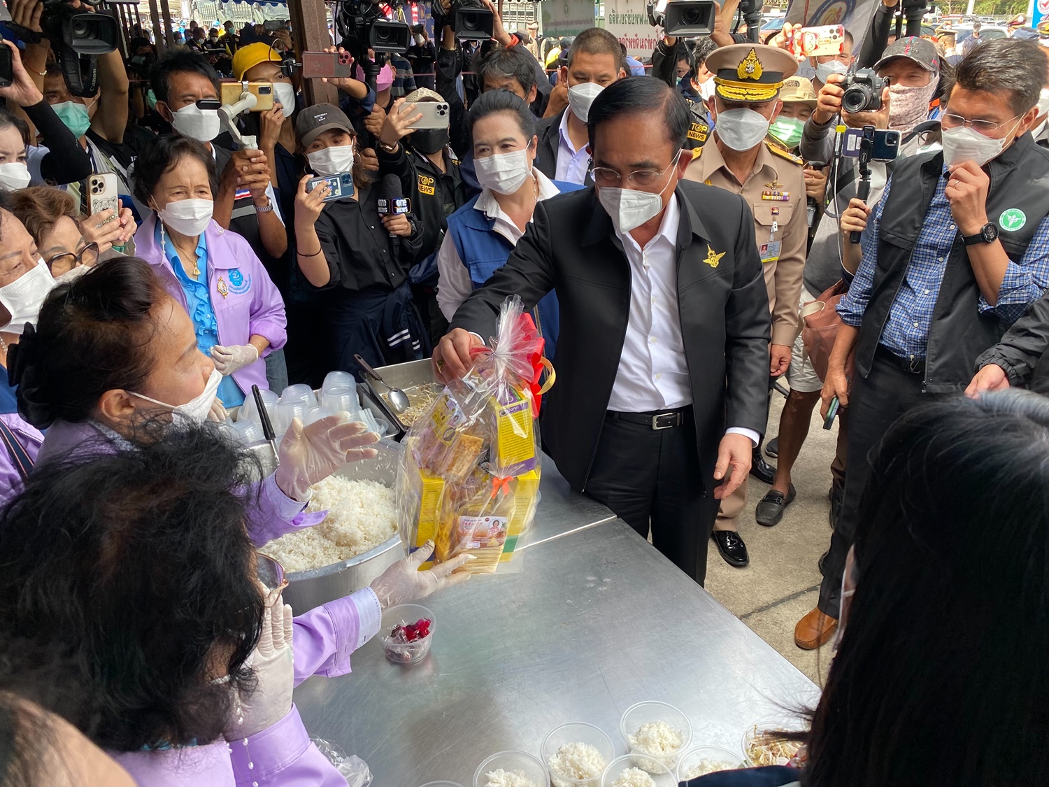 "บิ๊กตู่" ลุยตรวจน้ำท่วมระยอง มอบของช่วยเหลือ ให้กำลังใจผู้ประสบภัย ยันไม่กังวลศาลรธน. ห่วงประชาชนมากกว่า 