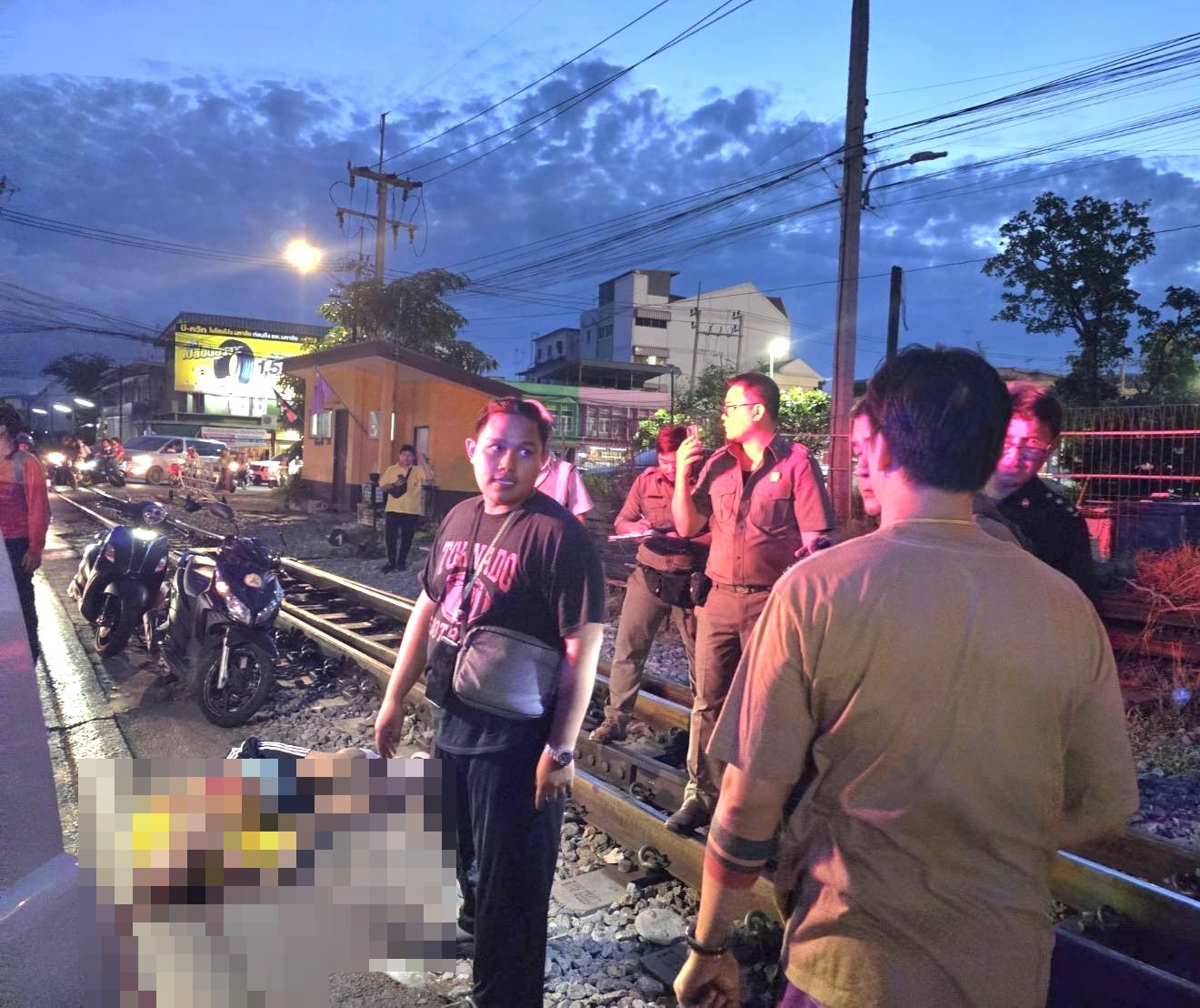 รถไฟมหาชัย-วงเวียนใหญ่เฉี่ยวชนมอเตอร์ไซค์ หนุ่มสงกรานต์บาดเจ็บสาหัส ใกล้แลนด์มาร์คมหาชัย