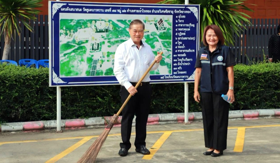 อบจ.อ่างทอง รวมพลัง Big Cleaning Day ทำความสะอาดวัดคูมะนาวหวาน เฉลิมพระเกียรติวันแม่แห่งชาติ