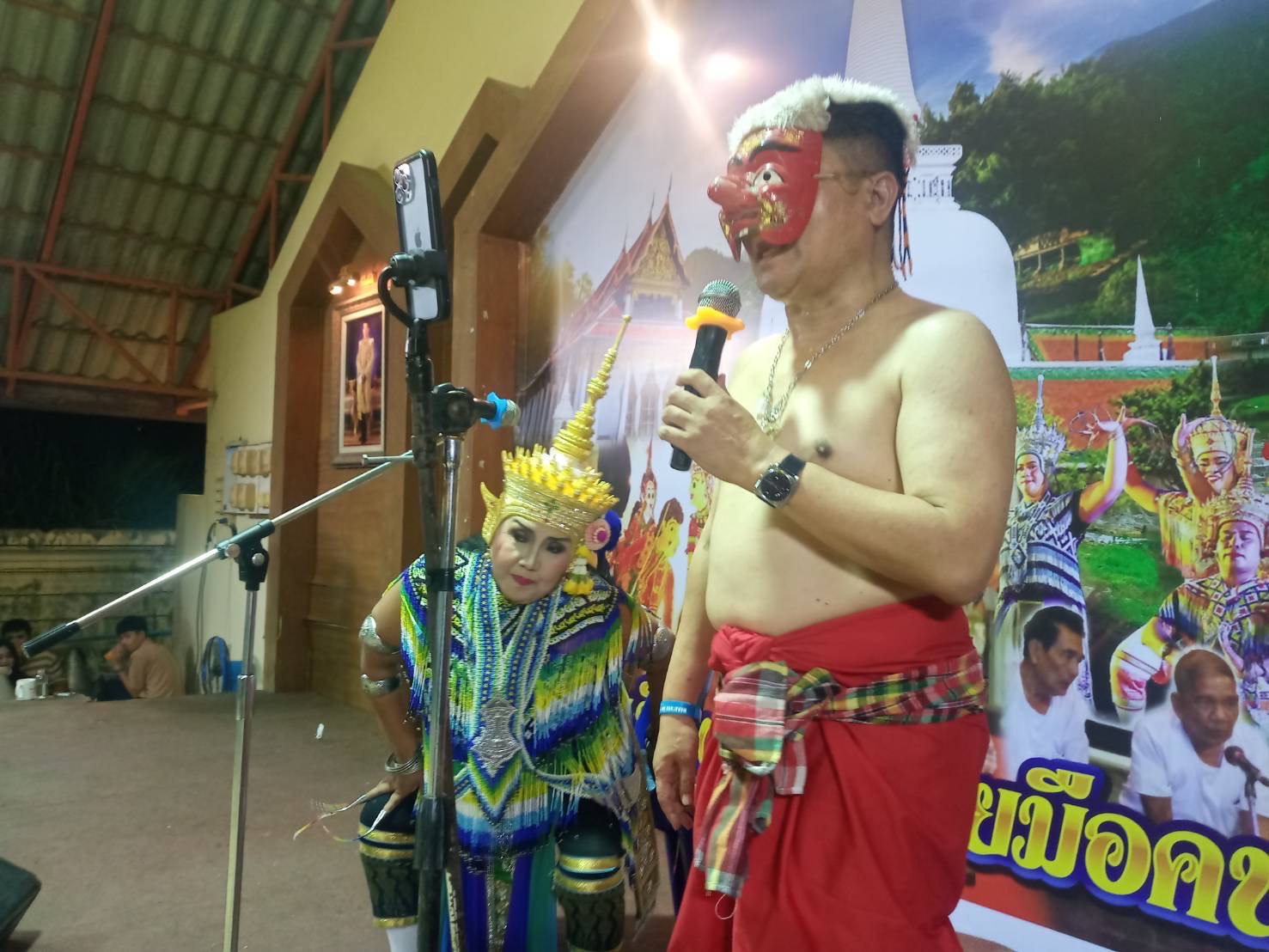 "เทพไท" เปลี่ยนลุคเป็นนักร้อง "นายหนังตะลุง" มโนราห์ รับใช้ประชาชน
