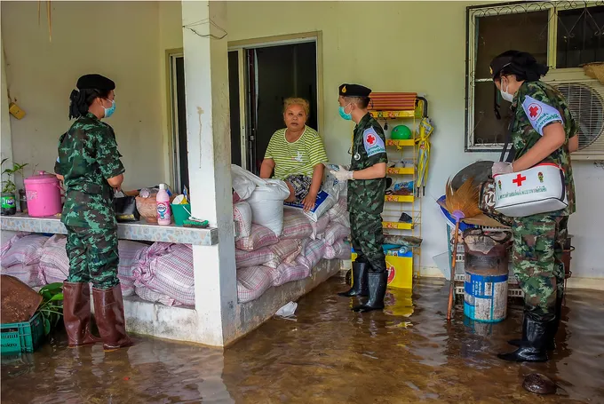 หมอทหารลุยน้ำท่วมตรวจสุขภาพชาวบ้าน