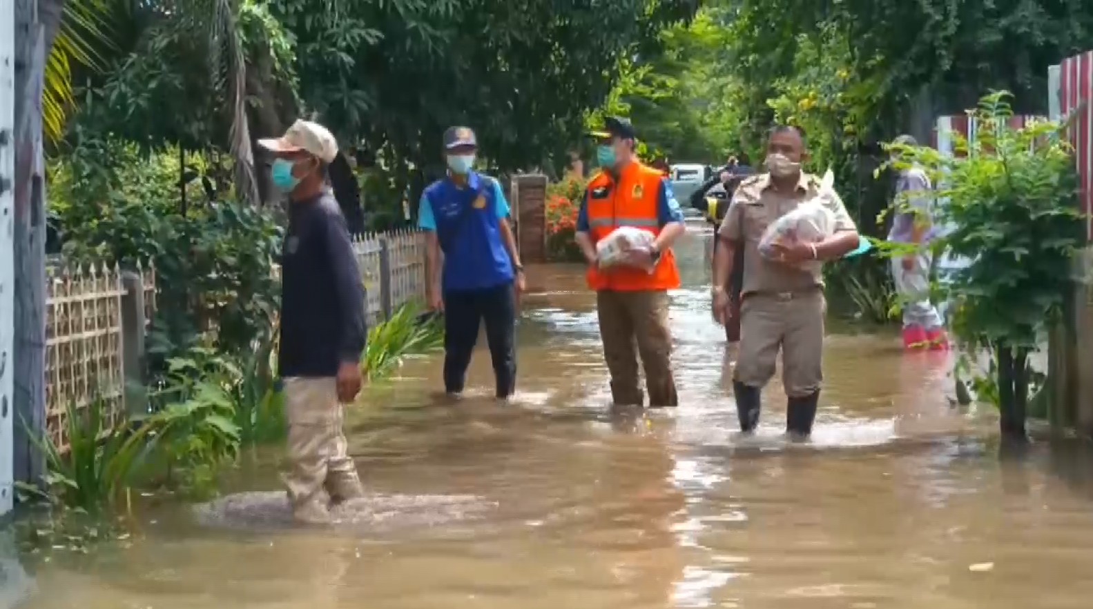 ปภ.- เทศบาล-ตร.พุทไธสง ลุยน้ำท่วมแจกถุงยังชีพช่วยชาวบ้านประสบภัยน้ำท่วมกว่า 500 ครัวเรือน