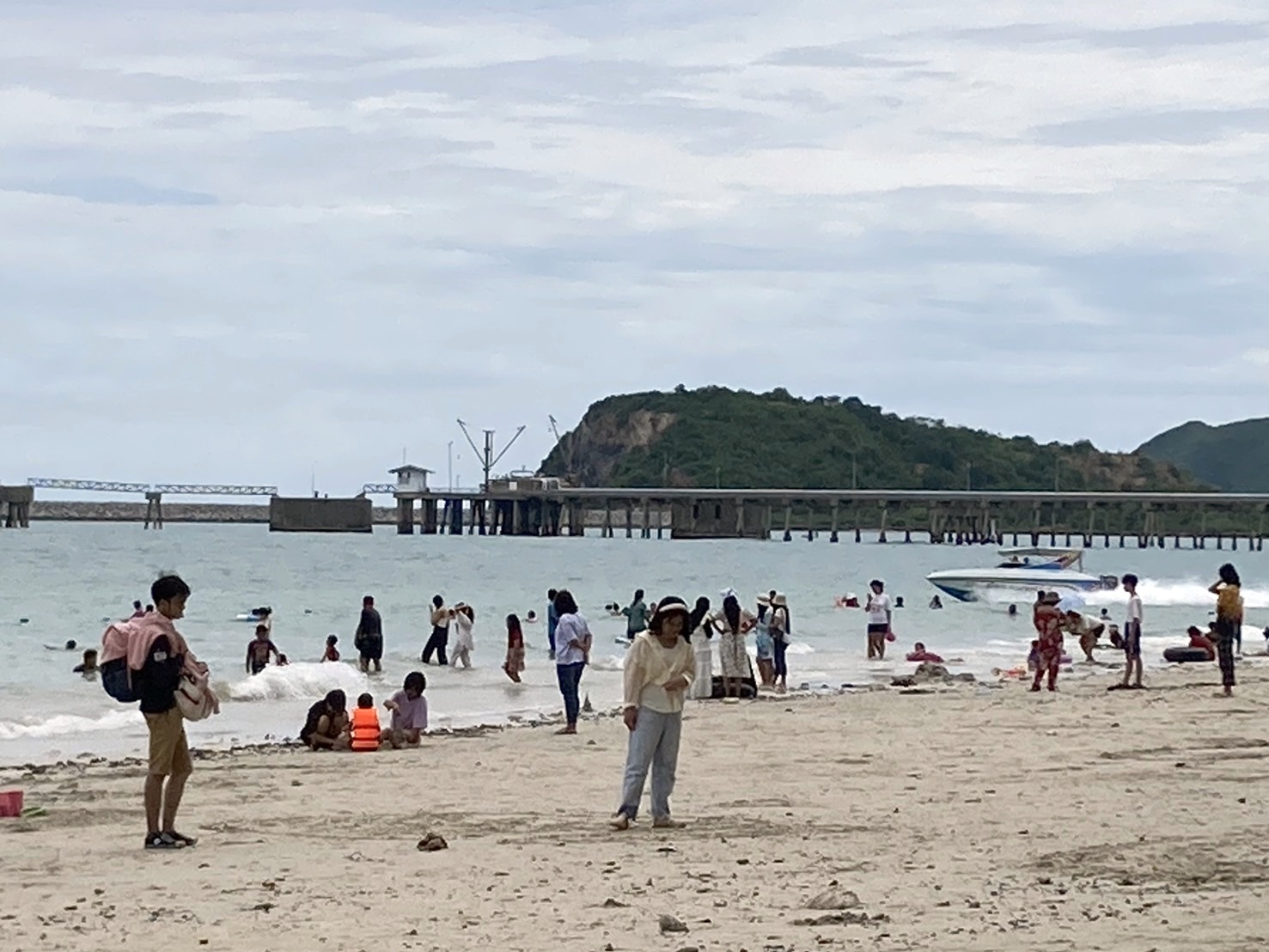 ทะเลเดือดวันหยุดยาว!! นทท.ไทย-เทศ ทะลักหาดนางรำ-หาดนางรอง 