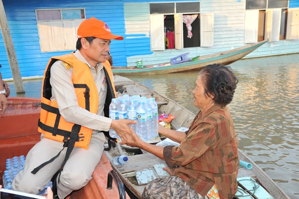 อาชีวะอาสามอบเรือ-ถุงยังชีพชาวอยุธยา