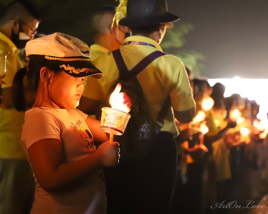 กองทัพเรือ-ชาวสัตหีบร่วมจุดแสงเทียนน้อมรำลึก ร.9 สว่างไสวอ่าวดงตาล